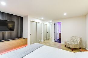 Walk to Waterfront Park: Modern Home in Tacoma