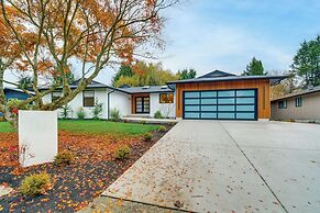 Walk to Waterfront Park: Modern Home in Tacoma