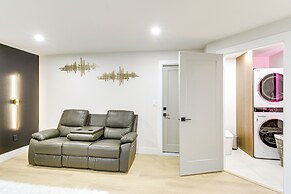 Walk to Waterfront Park: Modern Home in Tacoma