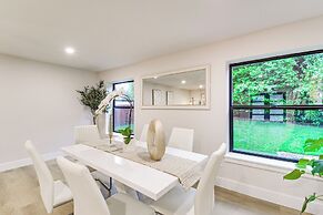 Walk to Waterfront Park: Modern Home in Tacoma