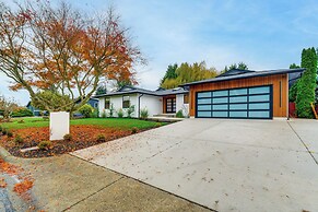 Walk to Waterfront Park: Modern Home in Tacoma