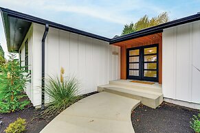 Walk to Waterfront Park: Modern Home in Tacoma