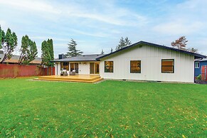 Walk to Waterfront Park: Modern Home in Tacoma