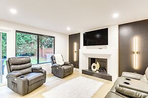 Walk to Waterfront Park: Modern Home in Tacoma