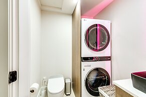 Walk to Waterfront Park: Modern Home in Tacoma