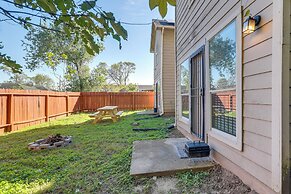 4 Mi to NRG Stadium: Spacious Houston Townhome!