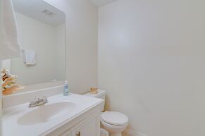 4 Mi to NRG Stadium: Spacious Houston Townhome!