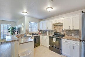 4 Mi to NRG Stadium: Spacious Houston Townhome!