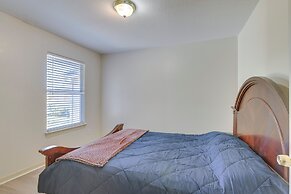 4 Mi to NRG Stadium: Spacious Houston Townhome!