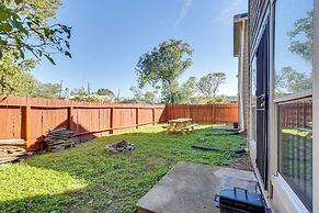 4 Mi to NRG Stadium: Spacious Houston Townhome!