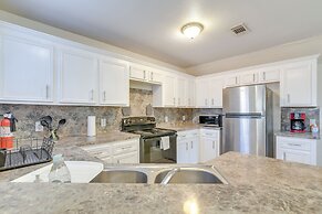 4 Mi to NRG Stadium: Spacious Houston Townhome!