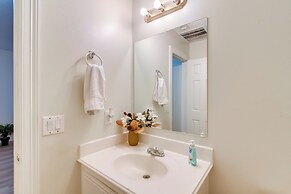 4 Mi to NRG Stadium: Spacious Houston Townhome!