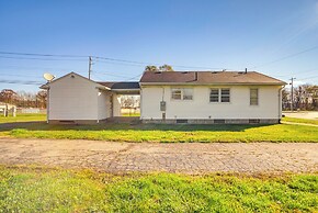 16 Mi to Buckeye Lake: Family-friendly Newark Home