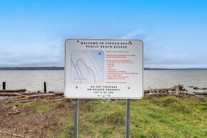 Waterfront Whidbey Island Hideaway w/ Beach Access