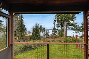 Waterfront Whidbey Island Hideaway w/ Beach Access