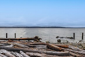 Waterfront Whidbey Island Hideaway w/ Beach Access