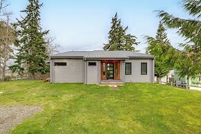 Waterfront Whidbey Island Hideaway w/ Beach Access