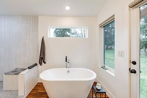 Waterfront Whidbey Island Hideaway w/ Beach Access