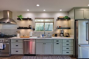 Ski, Hike & Fish: Mtn-view Gem w/ Deck in Tuolumne