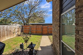Charming Getaway In The Heart Of Arlington 2 Bedroom Duplex