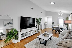 Charming Getaway In The Heart Of Arlington 2 Bedroom Duplex