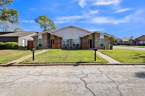 Charming Getaway In The Heart Of Arlington 2 Bedroom Duplex