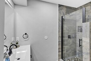 Charming Getaway In The Heart Of Arlington 2 Bedroom Duplex