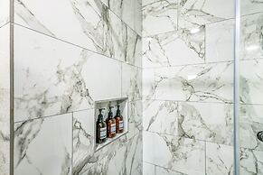 Charming Getaway In The Heart Of Arlington 2 Bedroom Duplex