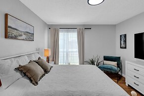 Charming Getaway In The Heart Of Arlington 2 Bedroom Duplex