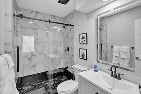 Charming Getaway In The Heart Of Arlington 2 Bedroom Duplex