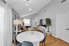 Charming Getaway In The Heart Of Arlington 2 Bedroom Duplex