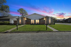 Charming Getaway In The Heart Of Arlington 2 Bedroom Duplex