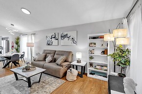 Charming Getaway In The Heart Of Arlington 2 Bedroom Duplex
