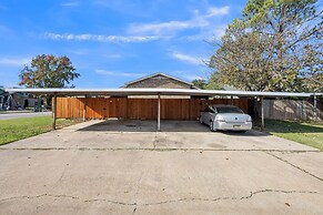 Charming Getaway In The Heart Of Arlington 2 Bedroom Duplex