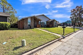 Charming Getaway In The Heart Of Arlington 2 Bedroom Duplex