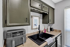 Charming Getaway In The Heart Of Arlington 2 Bedroom Duplex