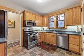 Charming Ann Arbor Retreat Near Dt & Attractions 3 Bedroom Home