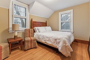 Charming Ann Arbor Retreat Near Dt & Attractions 3 Bedroom Home