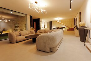 Marrakech Oasis Retreat - 5-bedroom Villa With Private Pool