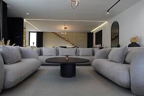 Marrakech Oasis Retreat - 5-bedroom Villa With Private Pool