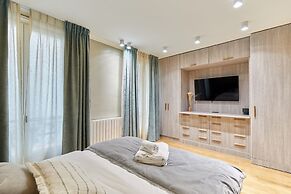 Terrace Apartment Trocadero Eiffel Tower by Studio Prestige