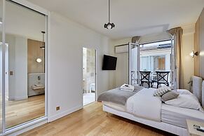 Terrace Apartment Trocadero Eiffel Tower by Studio Prestige