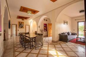 Villa Familiale De 5 Chambres Avec Piscine