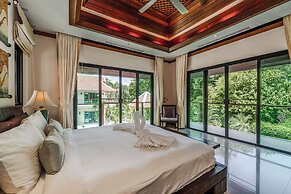 Naiharn 4br Private PoolVilla near Beach