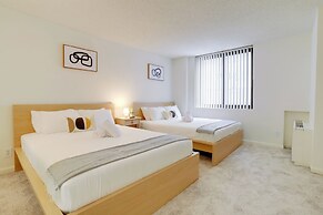 Modern 2BR Apt in Crystal City near D.C.