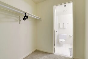 Modern 2BR Apt in Crystal City near D.C.