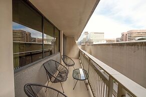 Modern 2BR Apt in Crystal City near D.C.