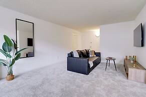Modern 2BR Apt in Crystal City near D.C.