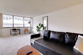 Modern 2BR Apt in Crystal City near D.C.