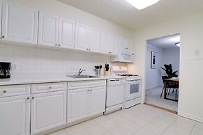 Modern 2BR Apt in Crystal City near D.C.